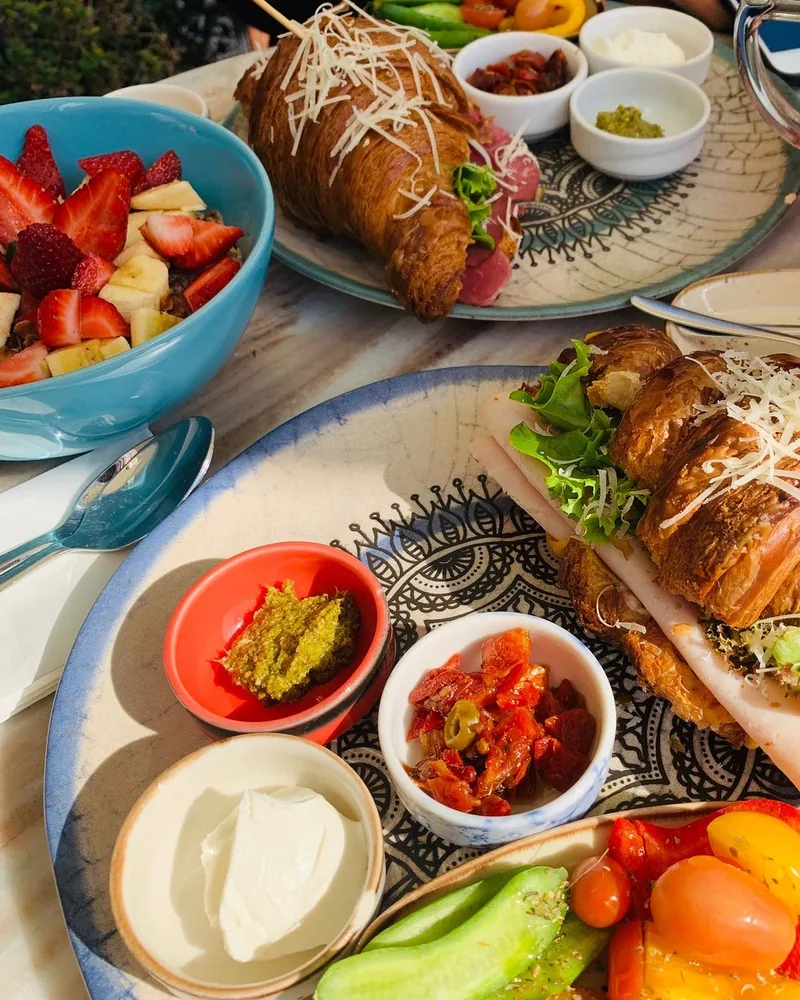 Brekkie Croissant & Cookie